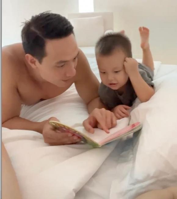 Lisa quét nhà phụ mẹ, Leon chăm học còn đọ vẻ điển trai với ba Kim-5