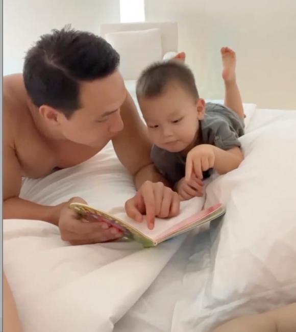 Lisa quét nhà phụ mẹ, Leon chăm học còn đọ vẻ điển trai với ba Kim-6