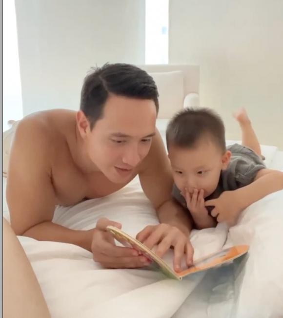 Lisa quét nhà phụ mẹ, Leon chăm học còn đọ vẻ điển trai với ba Kim-8