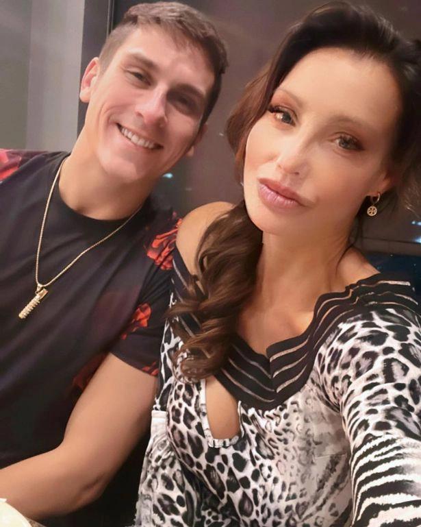 Chàng trai 25 theo đuổi bạn gái U50-1