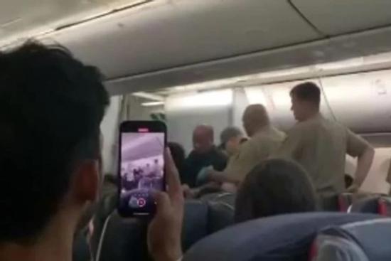 Khách bị đuổi khỏi máy bay vì hành hung tiếp viên