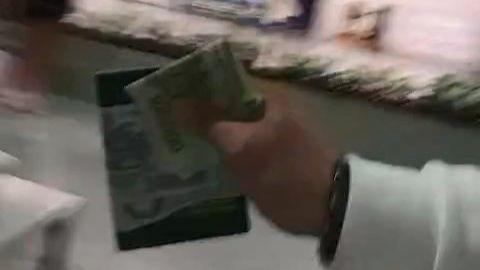 Nhân viên hải quan sân bay Tân Sơn Nhất bị tố vòi tiền khách-3