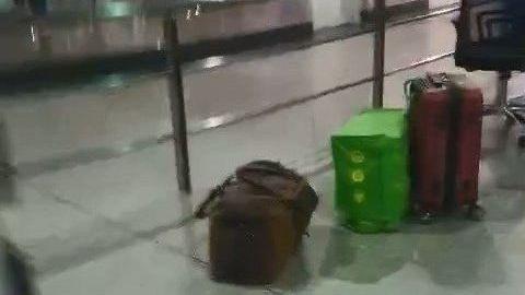 Nhân viên hải quan sân bay Tân Sơn Nhất bị tố vòi tiền khách-1