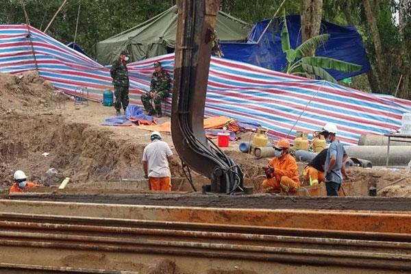 Vụ bé trai rơi trụ bê tông: Đã đưa được 1 đốt cọc dài 12m lên mặt đất-2