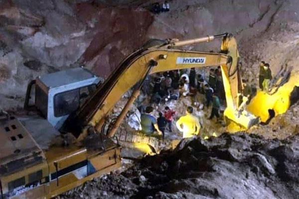 Thợ lái máy xúc bị vùi chết thương tâm vì sạt mỏ đất-1
