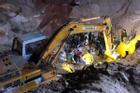 Thợ lái máy xúc bị vùi chết thương tâm vì sạt mỏ đất