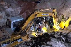 Thợ lái máy xúc bị vùi chết thương tâm vì sạt mỏ đất