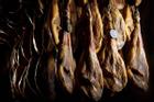 Bí quyết làm món đùi lợn muối Tây Ban Nha siêu đắt, 100 triệu/chiếc