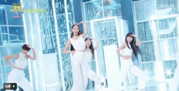 Nhóm nhạc giả trân nhất gọi tên IVE: Hát nhép lộ liễu, biểu cảm búp bê-4