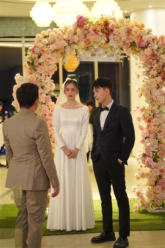 Tiểu Vy mặc váy cưới giản dị khi làm cô dâu của Ngô Kiến Huy-3