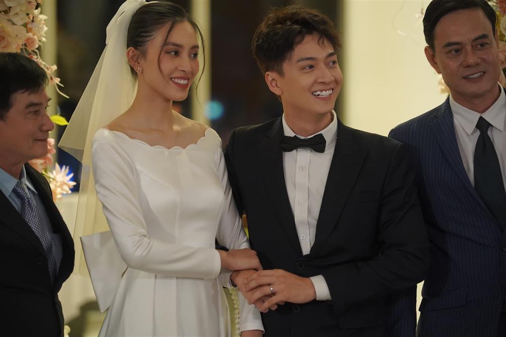Tiểu Vy mặc váy cưới giản dị khi làm cô dâu của Ngô Kiến Huy-2