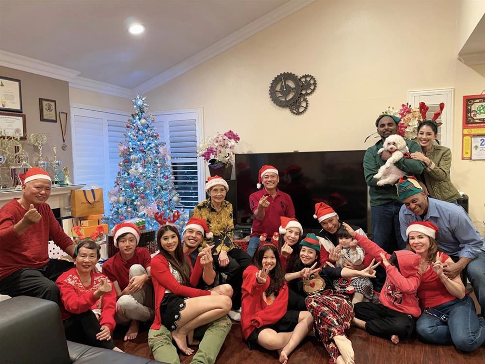 Nhà đẻ và nhà chồng Jennifer Phạm gây sốt với visual đẹp đều-1