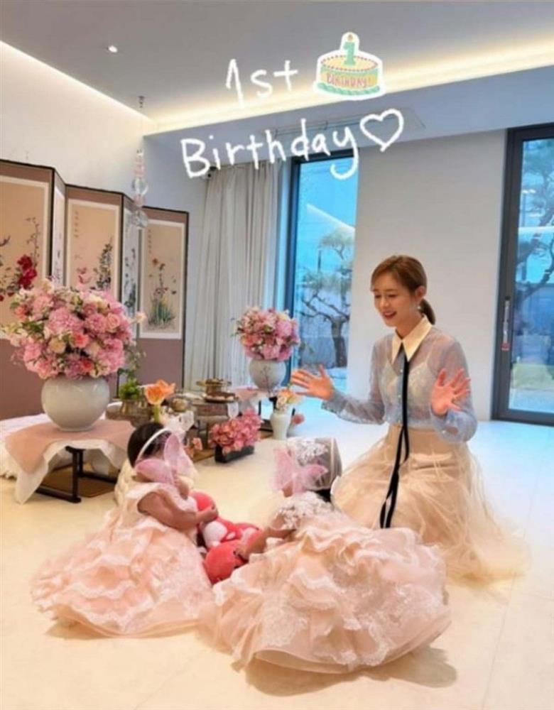 Nữ hoàng tuyết Sung Yuri hạnh phúc làm mẹ ở tuổi 42-1