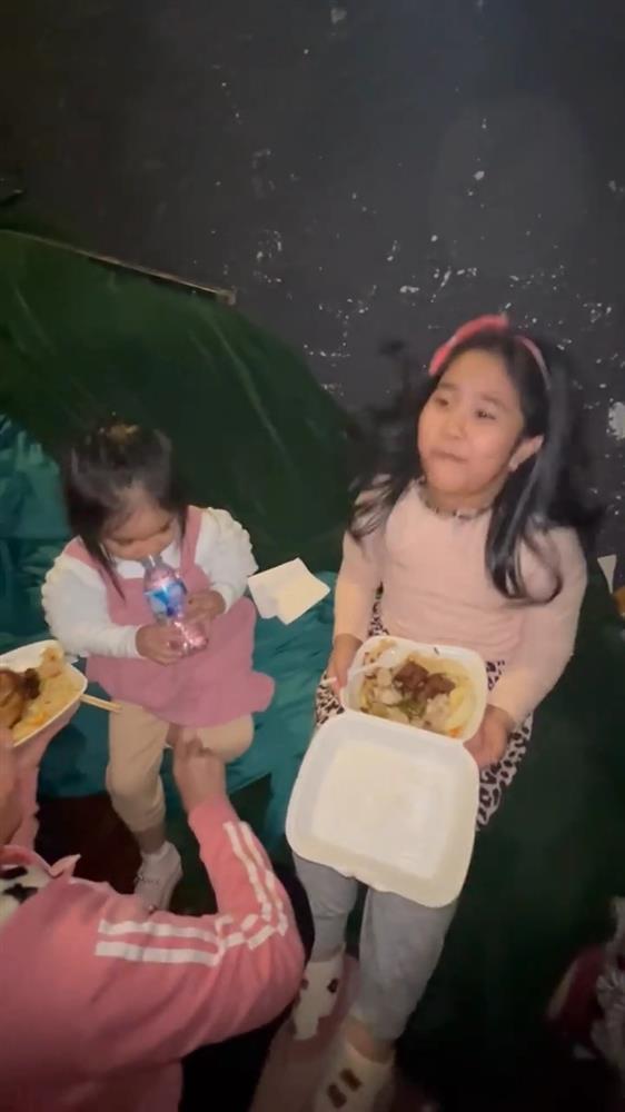 Đàn con thơ bám càng theo Tự Long đi ghi hình Táo Quân 2022-2