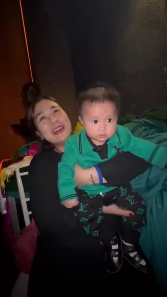 Đàn con thơ bám càng theo Tự Long đi ghi hình Táo Quân 2022-3