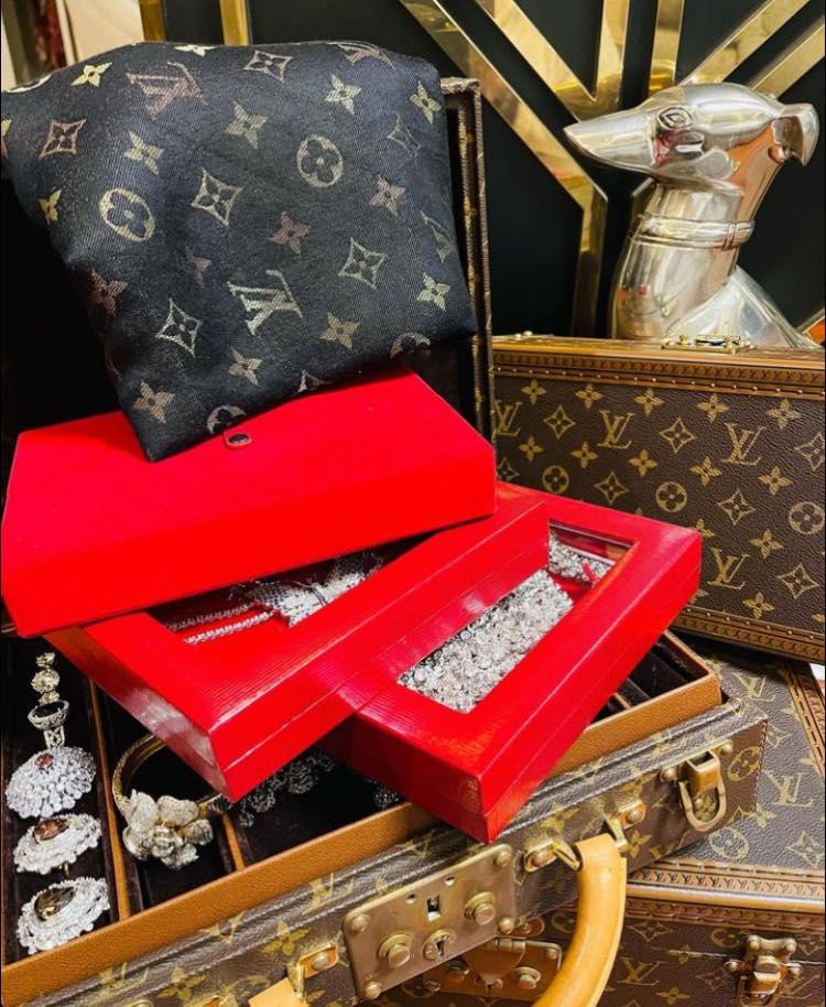 Chủ tịch mới của Miss Universe sang Mỹ với hành lý sặc mùi tiền-8