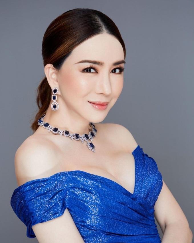 Chủ tịch mới của Miss Universe sang Mỹ với hành lý sặc mùi tiền-10