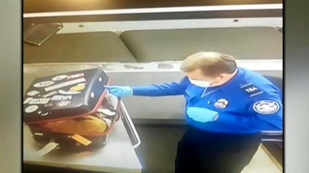 Xách tay con trăn dài 1,2 mét, nữ hành khách bị dừng chuyến bay-3