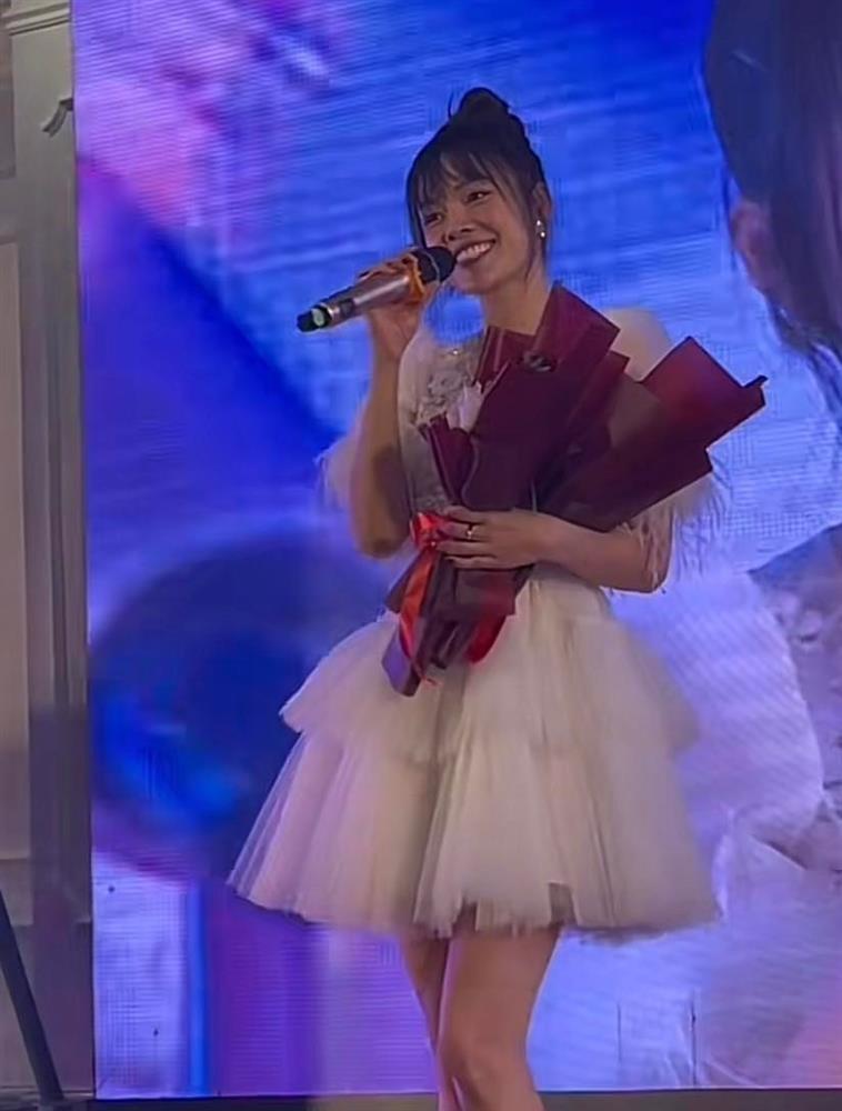 Thực hư clip Dương Cẩm Lynh chạy show ca hát giữa ồn ào bị đòi nợ-2