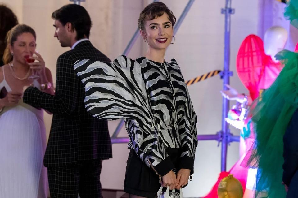 Trang phục của Lily Collins trong Emily in Paris 3-14