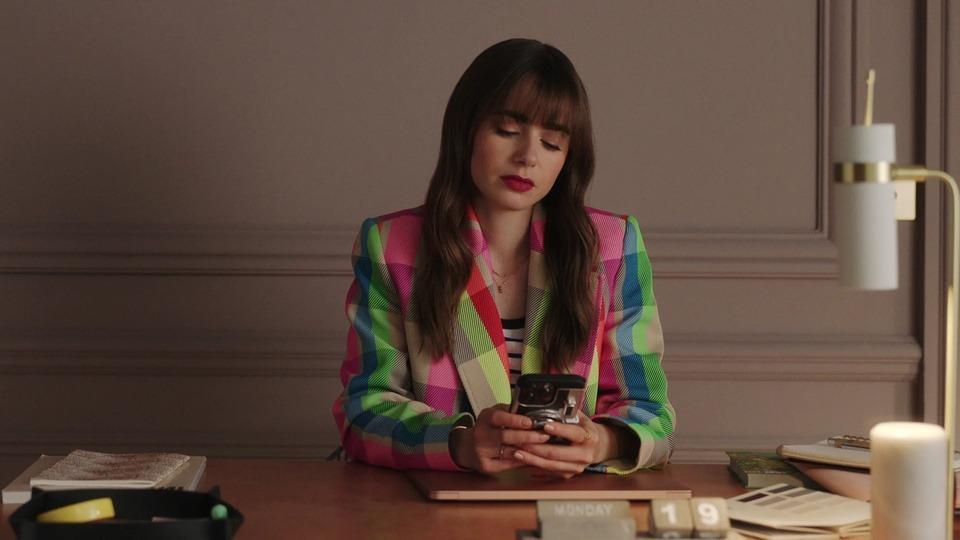 Trang phục của Lily Collins trong Emily in Paris 3-5