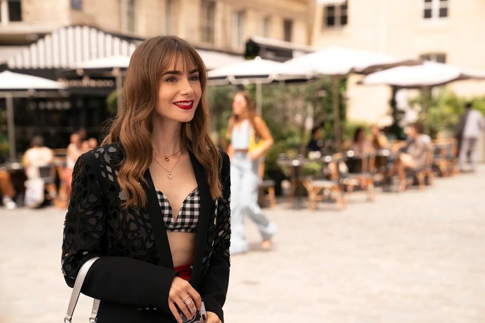 Trang phục của Lily Collins trong Emily in Paris 3-10