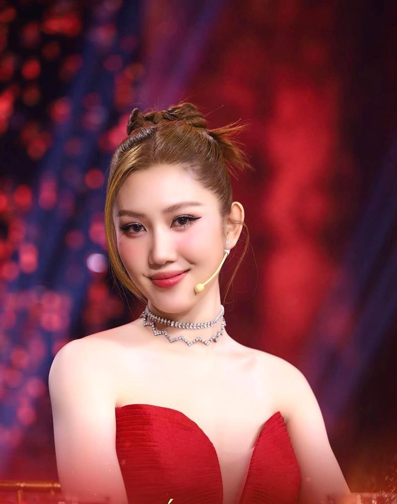 Thúy Ngân mặc lại váy được thiết kế riêng cho Phạm Hương-3