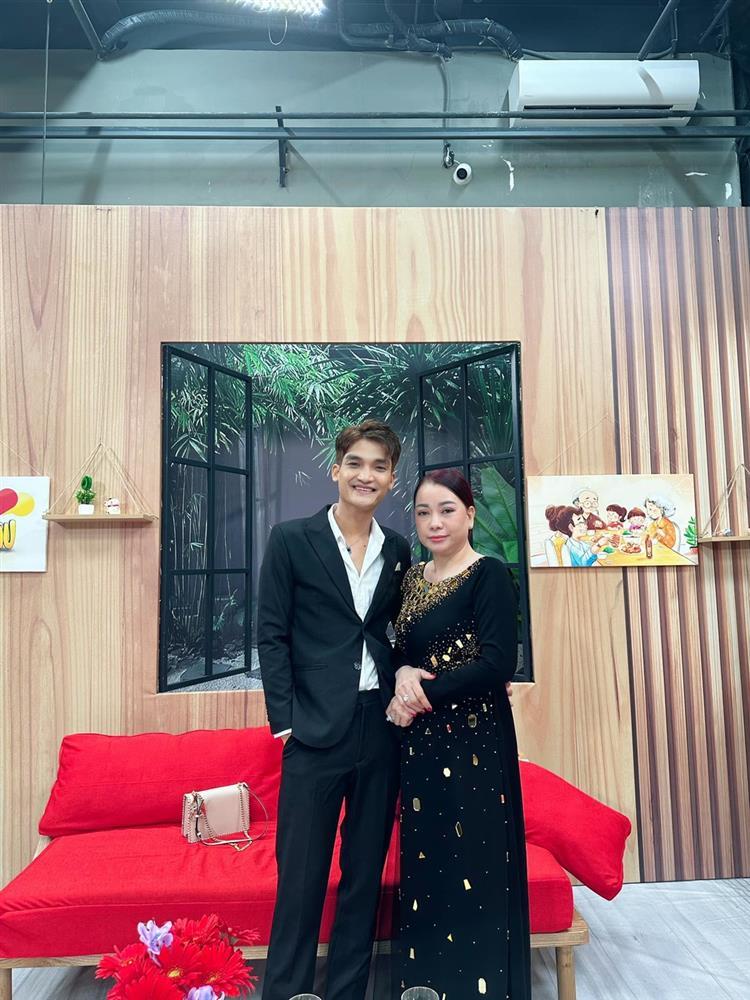 Mẹ vợ Mạc Văn Khoa xuất hiện trẻ trung, nhìn cứ ngỡ chị của con rể-1