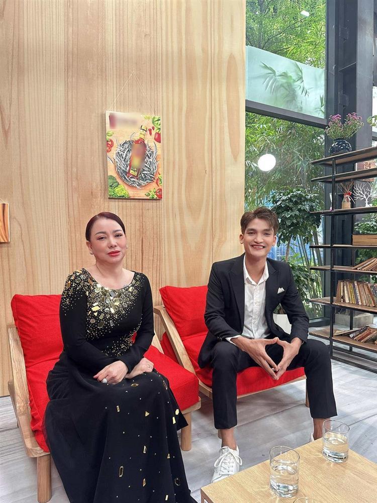 Mẹ vợ Mạc Văn Khoa xuất hiện trẻ trung, nhìn cứ ngỡ chị của con rể-2