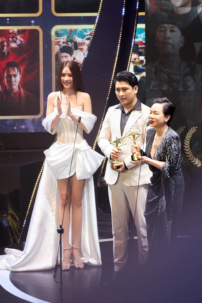 Trương Ngọc Ánh, Mai Phương, Thanh Thủy xúng xính với áo dài trên thảm đỏ-9