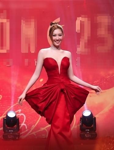 Thúy Ngân mặc lại váy được thiết kế riêng cho Phạm Hương-4