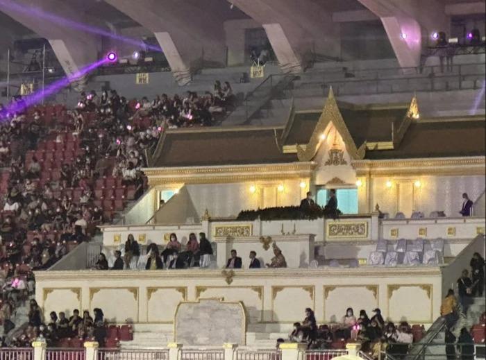 Về quê nhà biểu diễn nhưng Lisa mờ nhạt toàn tập trước Jennie?-2