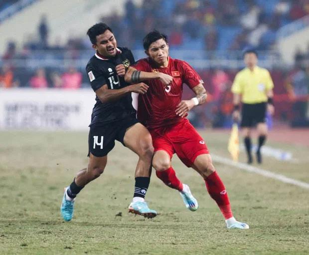 Lý do Văn Hậu nhận thẻ vàng dù bị cầu thủ Indonesia chơi xấu-1