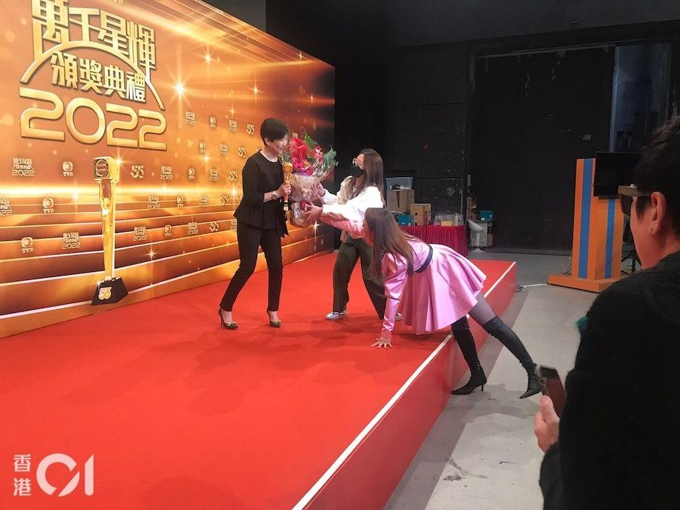 Á hậu Lữ Tuệ Nghi bị chỉ trích vì hành động phản cảm-2