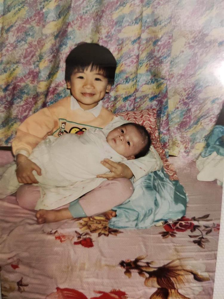 Chồng Đỗ Mỹ Linh khoe ảnh lúc mới sinh, lộ vẻ khó tính-1