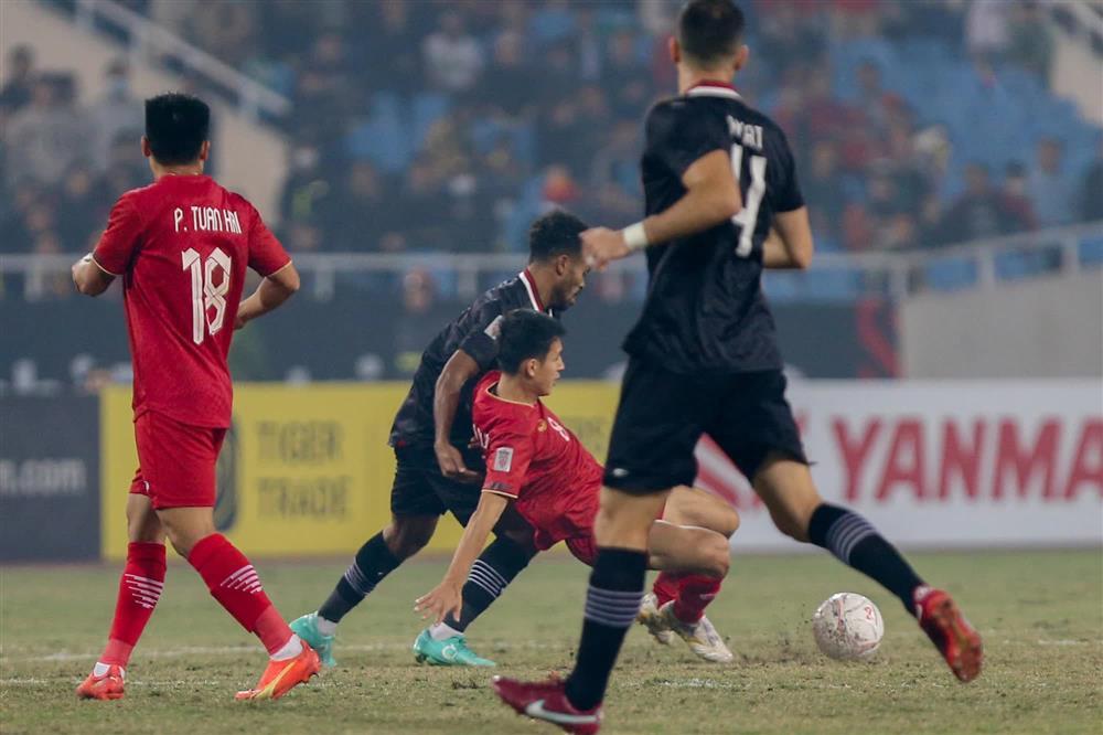 Các ngôi sao Indonesia bế tắc, liên tục chơi xấu tuyển Việt Nam-11