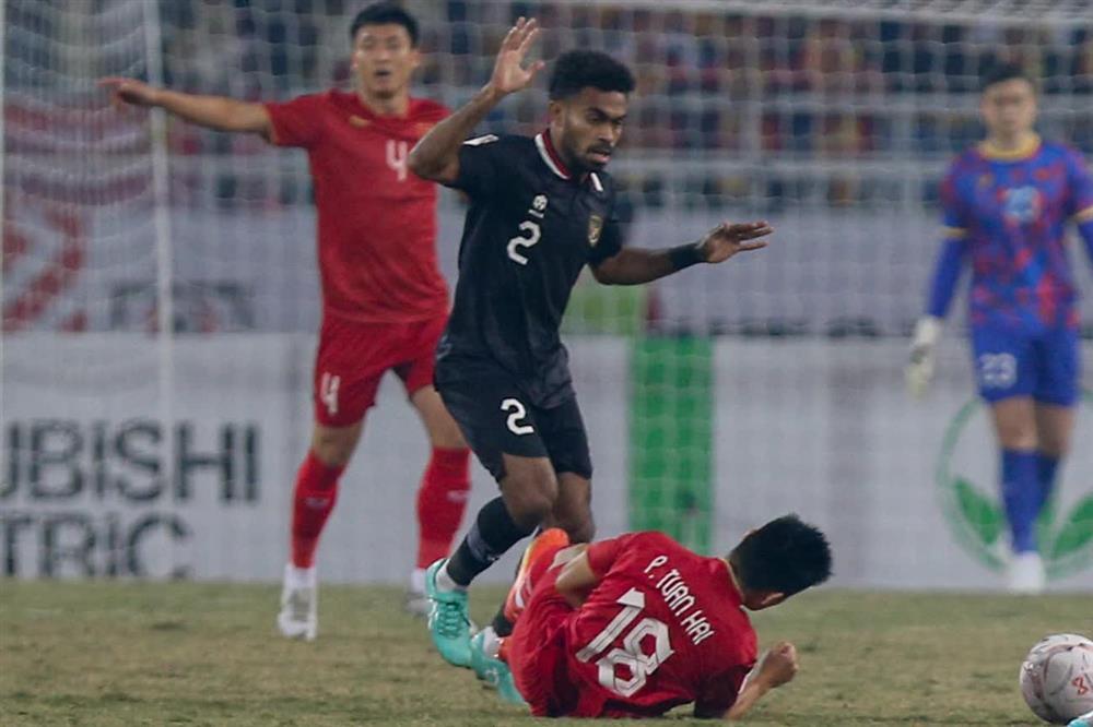 Các ngôi sao Indonesia bế tắc, liên tục chơi xấu tuyển Việt Nam-14
