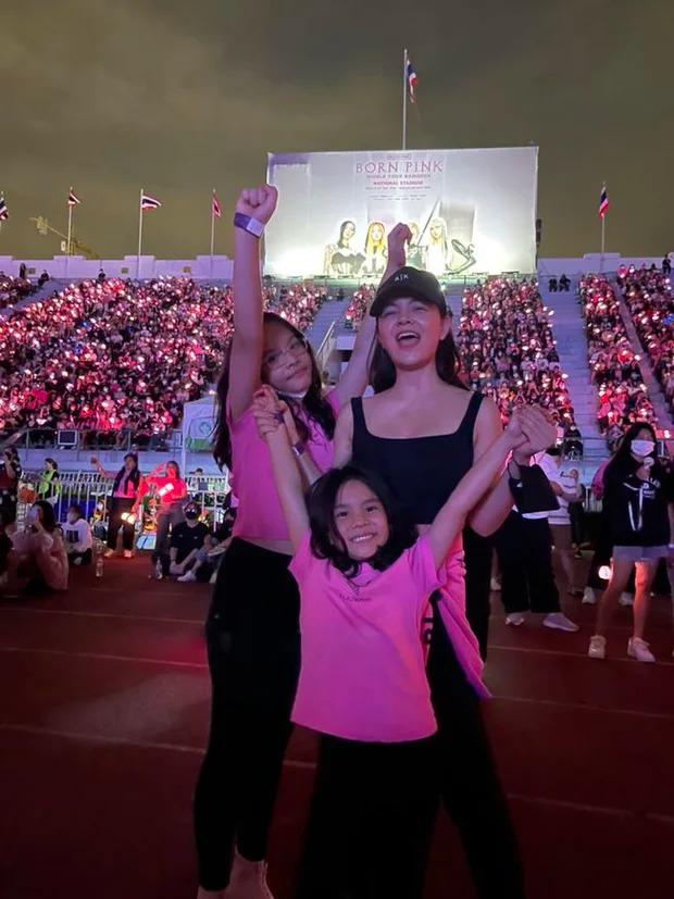 Bạn trai dẫn con riêng của Phạm Quỳnh Anh đi concert BLACKPINK-2