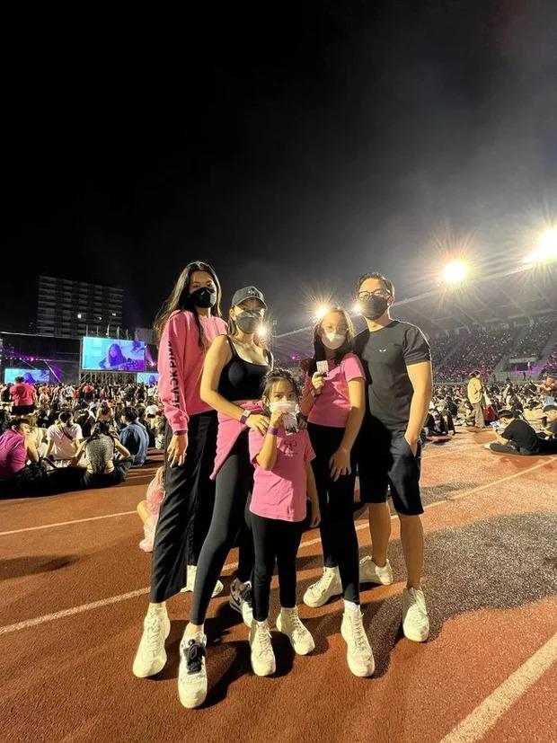 Bạn trai dẫn con riêng của Phạm Quỳnh Anh đi concert BLACKPINK-4