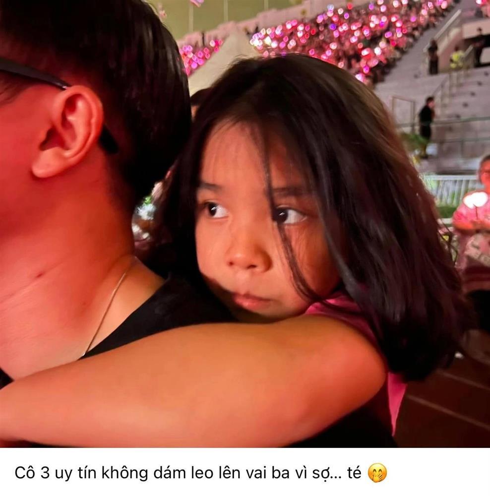Bạn trai dẫn con riêng của Phạm Quỳnh Anh đi concert BLACKPINK-1