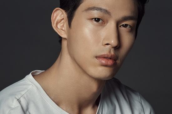 Nam idol tuổi 40 bị kiện vì quyến rũ phụ nữ có chồng