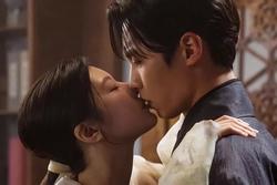 Nam chính Lee Jae Wook nói gì về cảnh hôn đang hot trong 'Hoàn Hồn 2'