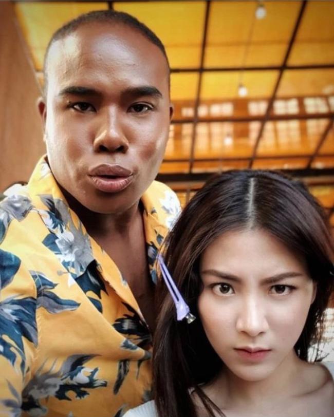 Lisa lộ biểu cảm gây sốt khi gặp nam diễn viên Chiếc Lá Bay ở concert-4