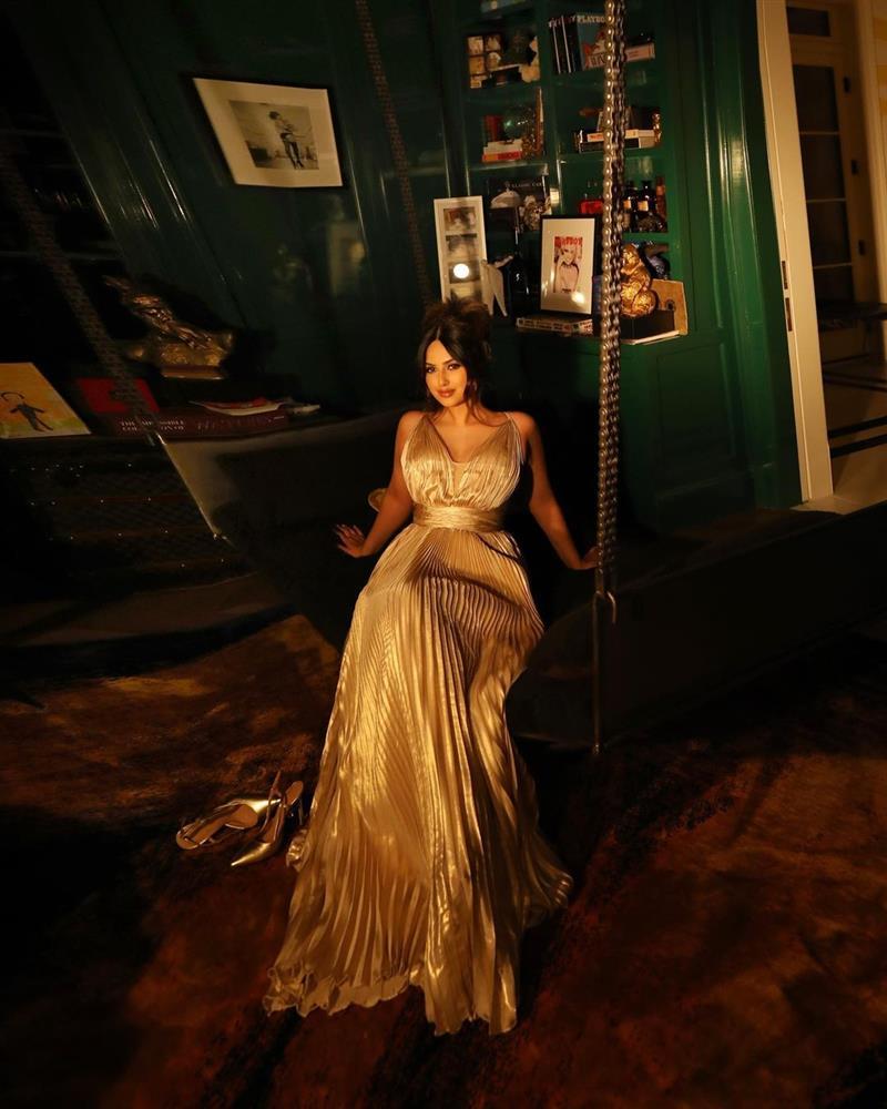 Miss Universe 2021 bị dìm hàng với đầm sến sẩm, lộ body phát tướng-2