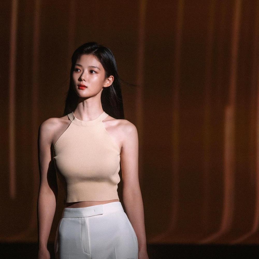 Kim Yoo Jung gây sốt với thân hình nóng bỏng, em gái quốc dân đã lớn-2