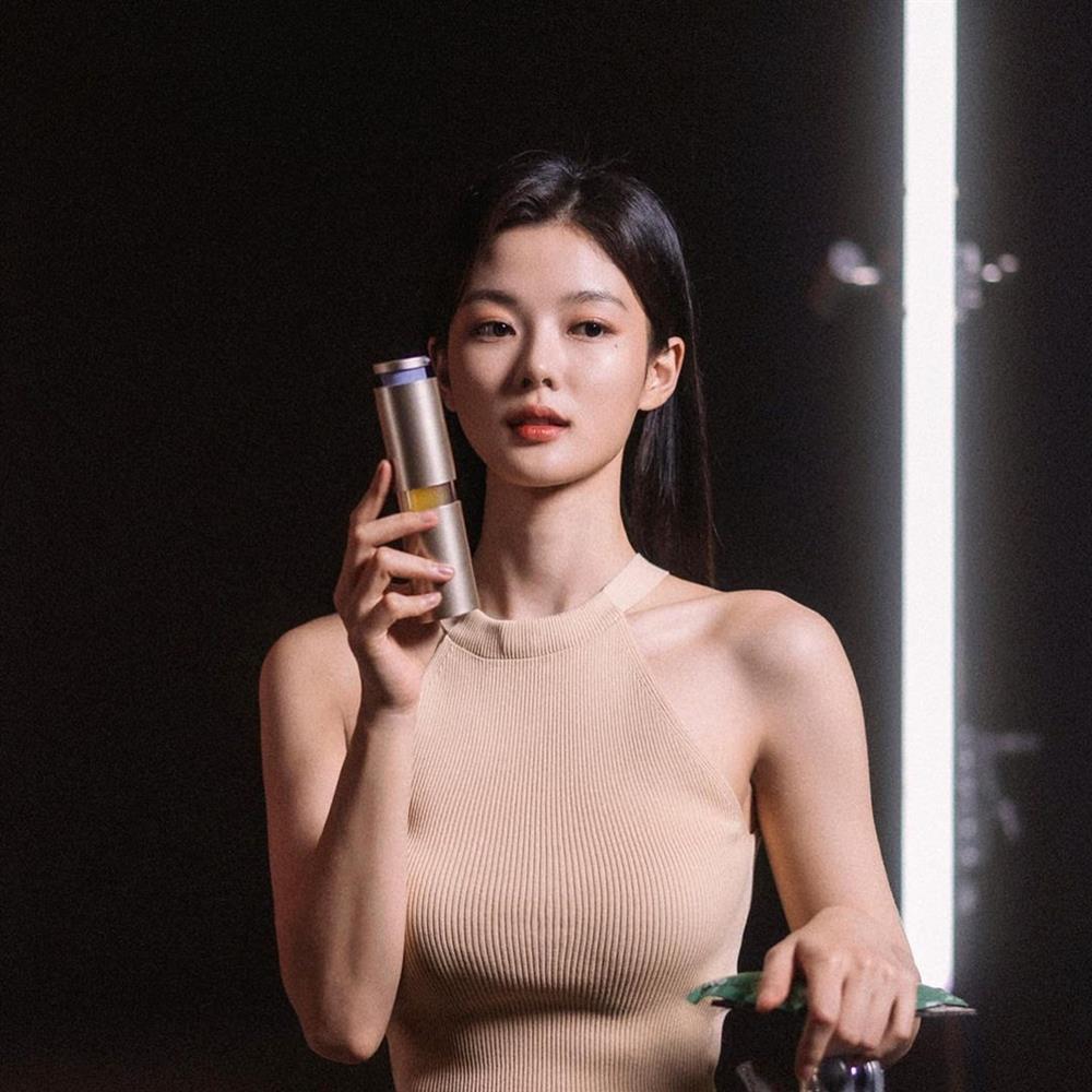 Kim Yoo Jung gây sốt với thân hình nóng bỏng, em gái quốc dân đã lớn-1