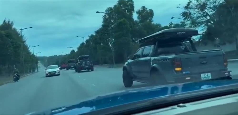 Clip: Đoàn xe bật đèn khẩn cấp diễu hành có dấu hiệu vi phạm-1