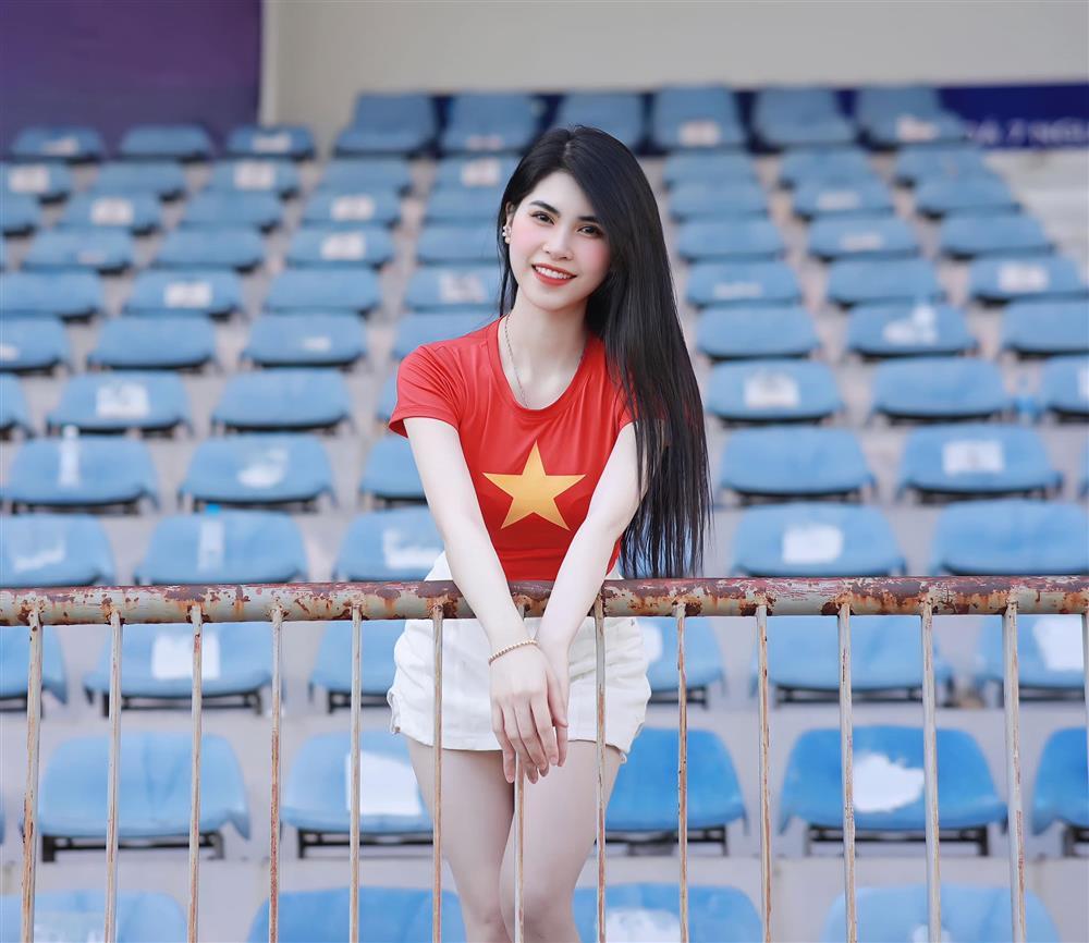 Xôn xao gái xinh cầm bảng tuyển chồng trận Việt Nam - Indonesia-3