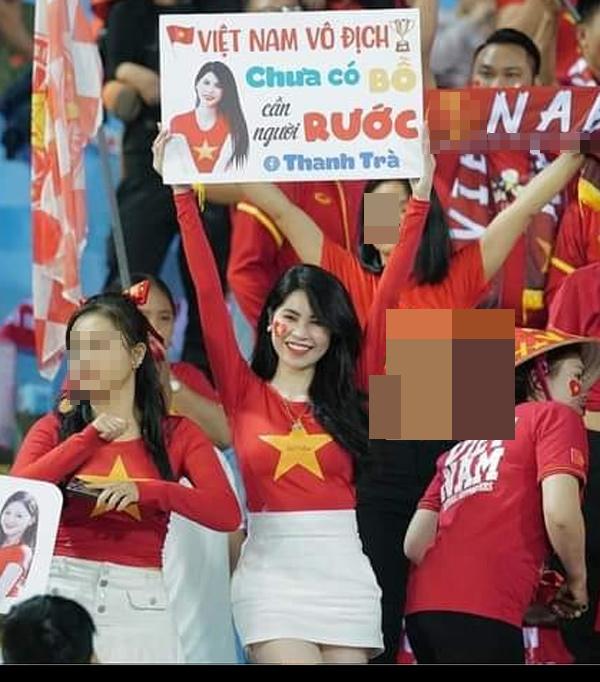 Xôn xao gái xinh cầm bảng tuyển chồng trận Việt Nam - Indonesia-2