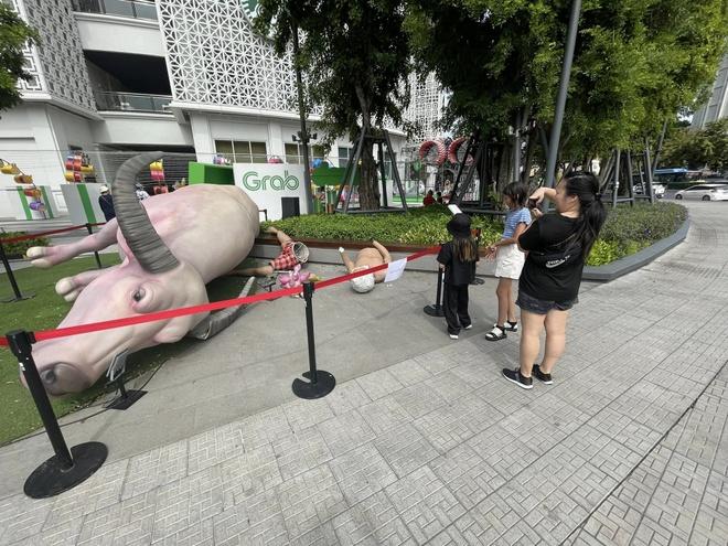 Du khách người Anh phá tác phẩm điêu khắc ở Thái Lan-1